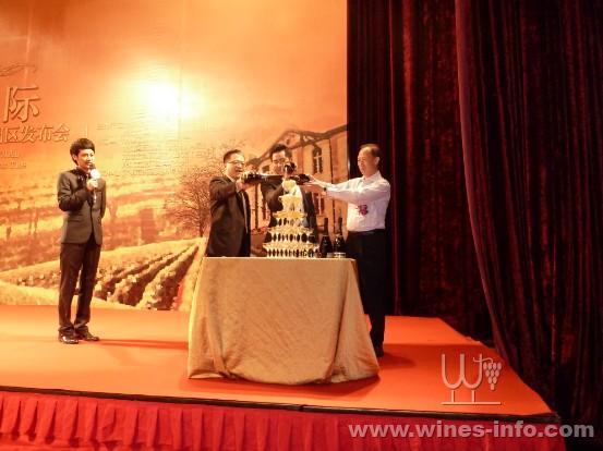龙8国际app下载客户端龙耀酒业在深举办世界殿堂级名酒晚宴